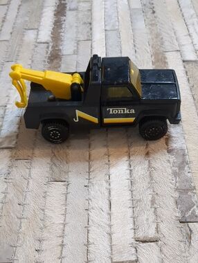 Tonka Vintage 70s Pressed Steel 7" Tow Truck Toy